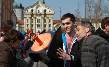 Petkov sončni mrk je na Kongresni trg privabil mnoge!