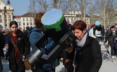 Petkov sončni mrk je na Kongresni trg privabil mnoge!