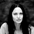 Angelina Jolie bo preventivno odstranila tudi jajčnike