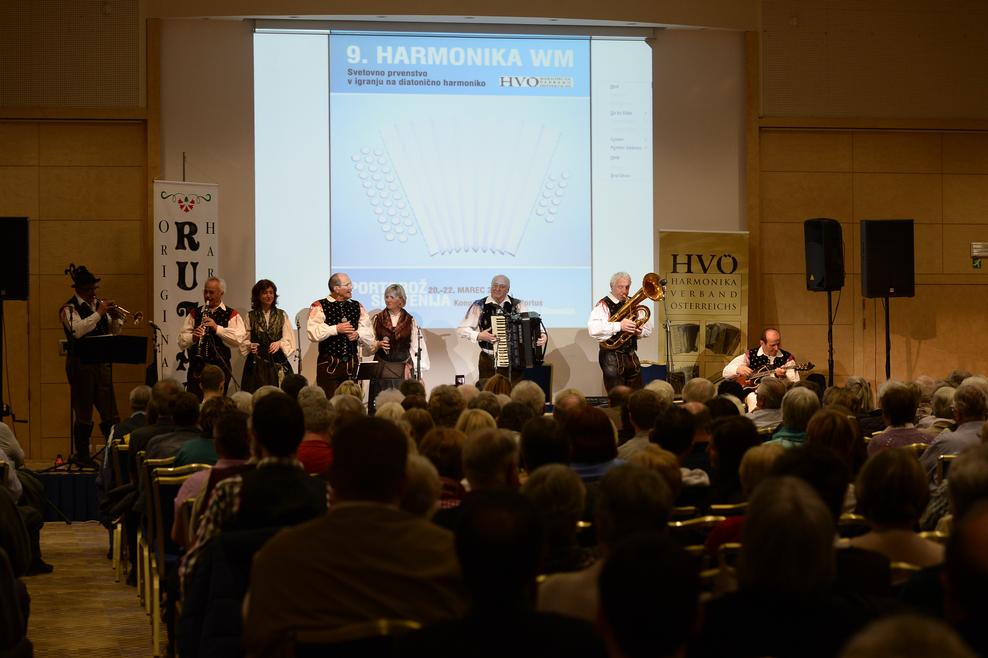 Hišni ansambel Avsenik.