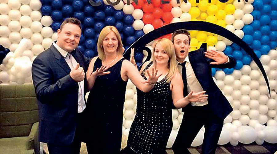 Niko in Renata Fric s hčerko Nikito in sinom Lukom na svetovnem balonskem kongresu v Dallasu. (foto: Baloni)