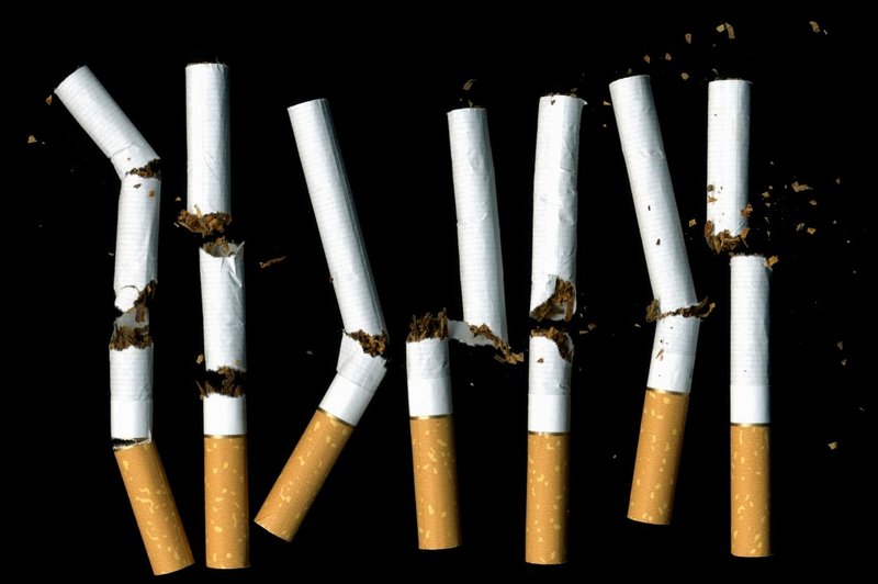 Delež odraslih kadilcev ostaja enak, a povprečno pokadijo cigareto manj (foto: profimedia)