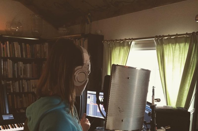 Maja se v teh dneh mudi v studiju, kjer že prirpavlja nove glasbene izdelke (foto: Osebni arhiv)
