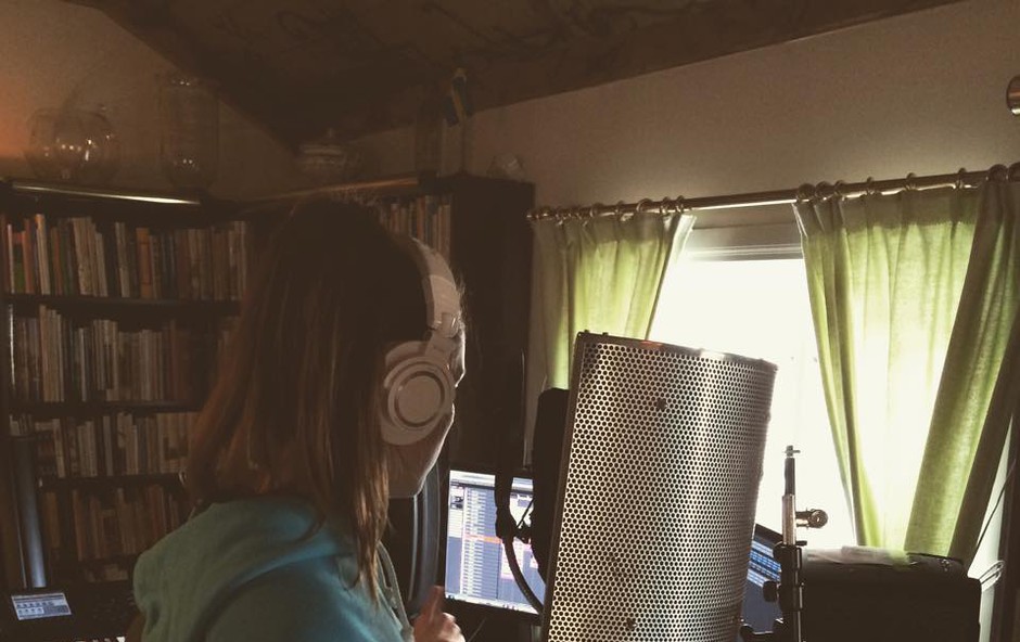 Maja se v teh dneh mudi v studiju, kjer že prirpavlja nove glasbene izdelke (foto: Osebni arhiv)