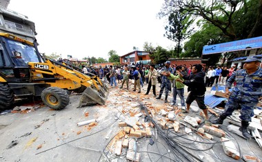 Grozljivo! Ubijalski potres v Nepalu in Indiji!