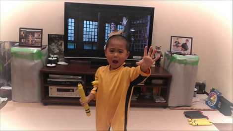5-letnik, ki natančno imitira Brucea Leeja z nunčaki, vam bo zagotovo popestril dan