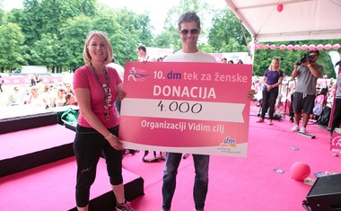 Ob 10. dm teku za ženske je Ljubljana zaživela v rožnati barvi
