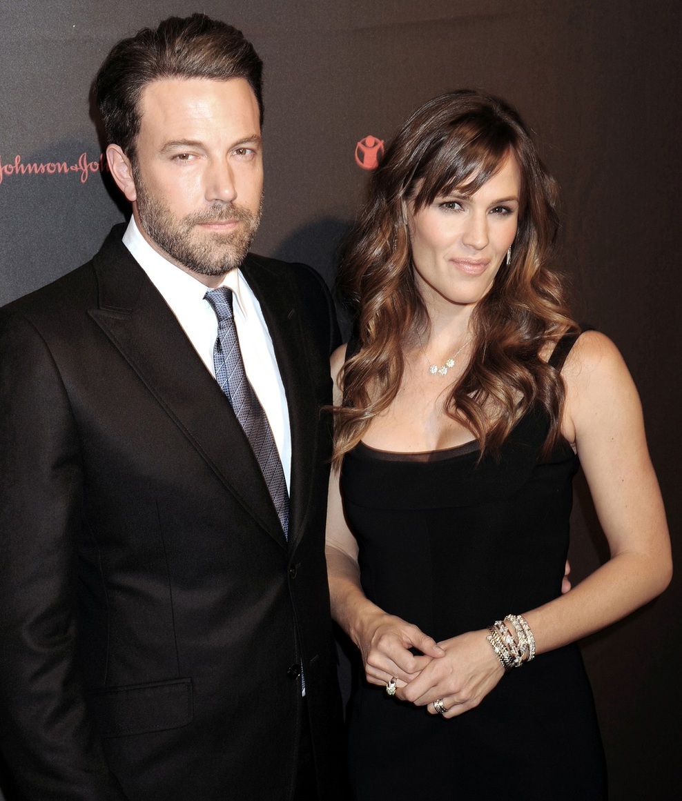 Ben Affleck in Jennifer Garner: Še ena ločitev, ki je prav nihče ni predvidel. Hollywoodska igralca sta 30. junija javnost presenetila z naznanitvijo, da je njunega desetletnega zakona konec. V sporočilu za javnost sta poudarila, da sta ostala v dobrih odnosih, kar pa po trditvah nekaterih tabloidov ni res. Poleg tega, da sta se prepirala zaradi njegove odvisnosti od iger na srečo, je Ben Jennifer menda prevaral z varuško, 28-letno Christine Ouzounian, ki je pazila na devetletno Violet, šestletno Seraphino in triletnega Samuela. Igralec in njegov predstavnik sta se takoj odzvala s trditvijo, da so poročanja medijev čista laž. Ob tem velja poudariti, da se je že pred tem govorilo in pisalo o tem, da je Jennifer svojega slavnega moža nekoč vrgla iz hiše prav zaradi skoka čez plot.