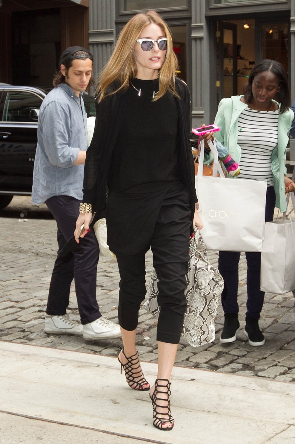 Črnina nas vedno zoža, poskusite s trikom 7/8 in visokih pet, ki optično podaljšajo noge