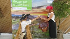 
                                                         Pastir snubi  pastirico s      trničem