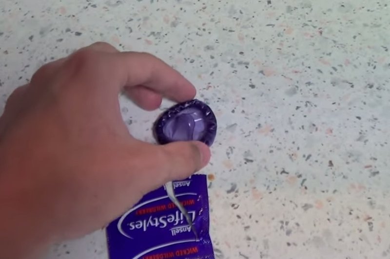 Študentje iznašli kondom, ki s spreminjanjem barve opozori na bolezni! (foto: Youtube)