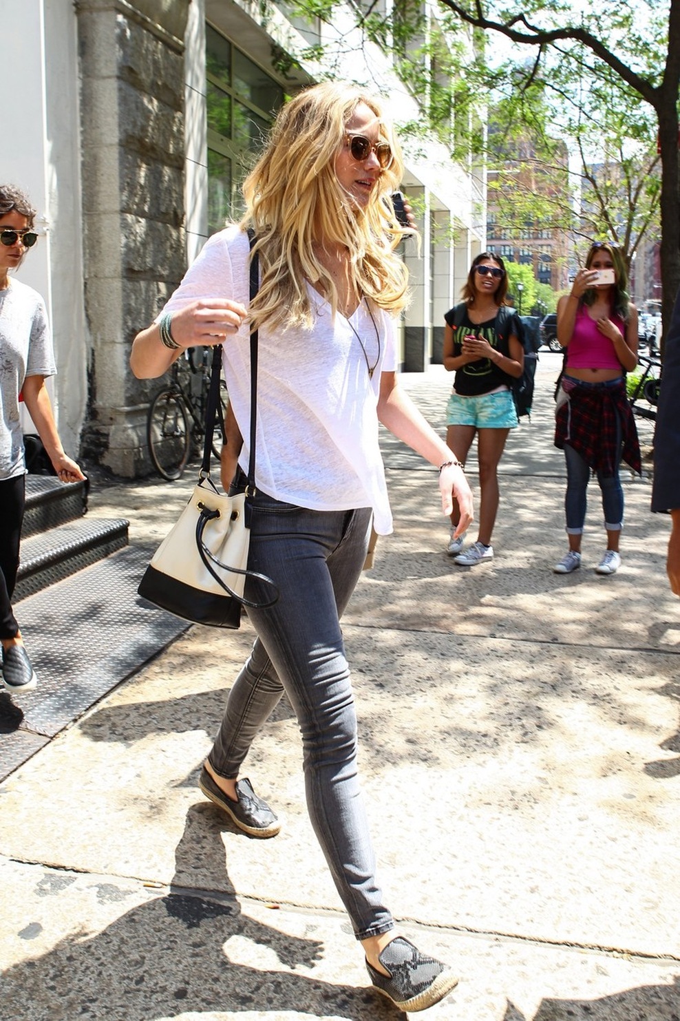 Bela majica - univerzalni modni kos poletja