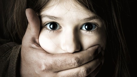 Spletno oko ugotavlja večji delež hujših zlorab otrok na spletu!