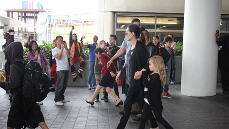 Kaos ob prihodu družine Jolie-Pitt na letališču v Los Angelesu