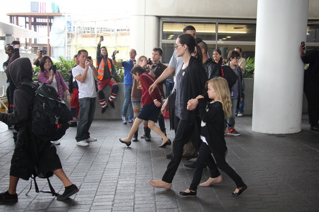 Kaos ob prihodu družine Jolie-Pitt na letališču v Los Angelesu (foto: Profimedia)