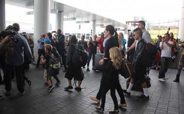 Kaos ob prihodu družine Jolie-Pitt na letališču v Los Angelesu