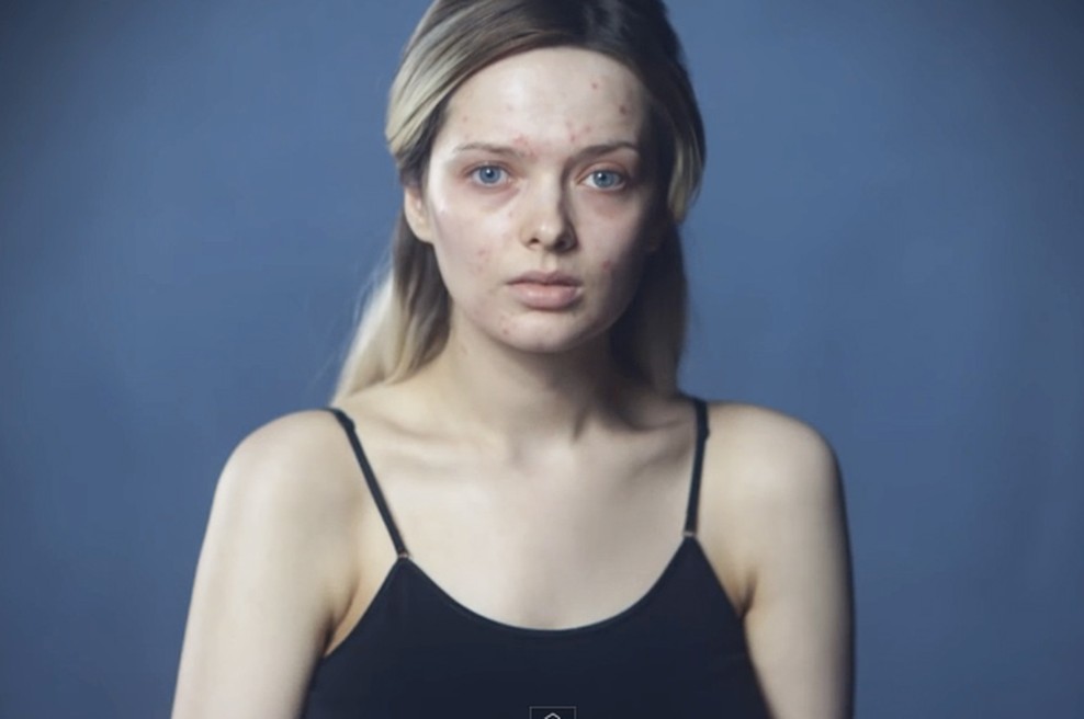 Objavila je fotografije, na katerih je brez ličil, in požela plaz žaljivih komentarjev! (foto: YouTube)