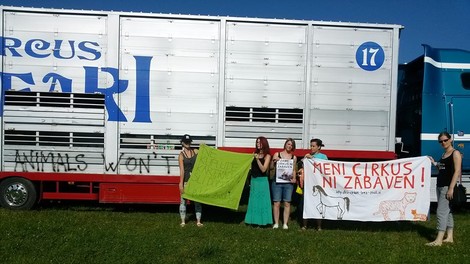 Prostovoljci, ki protestirajo v Kranju pred cirkusom, so bili deležni brc! Posredovala policija!