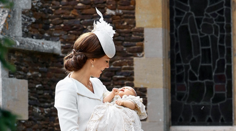 Princeso Charlotte je morala mamica pred vstopom v 
cerkev potolažiti. (foto: profimedia)