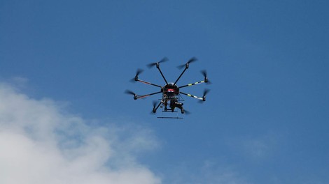 Na letališču v Frankfurtu zaradi drona začasno ustavili promet