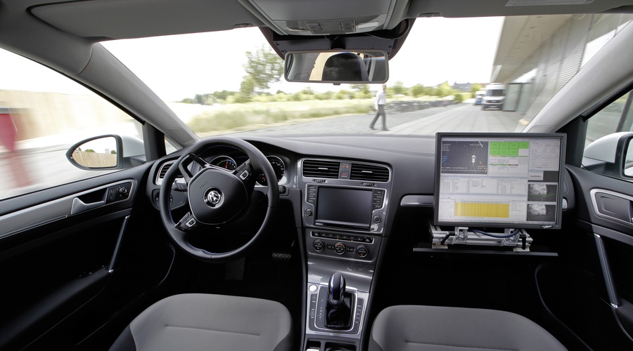 E-Golf, ki se čisto sam parkira in si napolni baterije! (foto: Volkswagen)