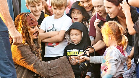 Johnny Depp: Razveselil otroke v bolnišnici