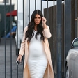 Kim Kardashian se že lepo pozna nosečniški trebušček