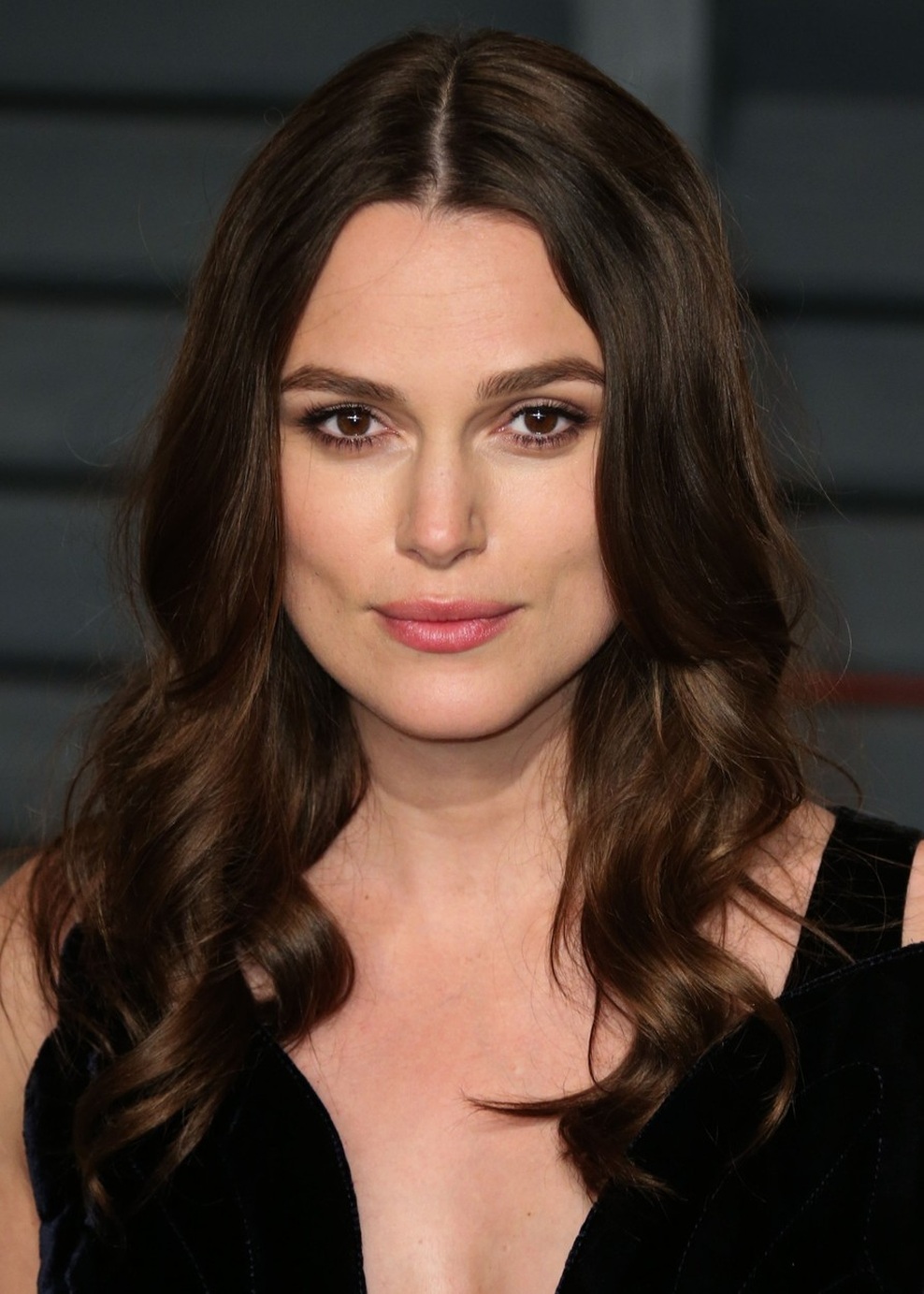 Nežno valoviti lasje so glavni trend te jeseni in zime - ne glede na dolžino las. Na svoj račun to jesen in zimo najbolj prišle ljubiteljice paža, ki je glavni zvezdniški trend ta hip. Valovit paž, kot ga nosijo Taylor Swift ali pa ... 