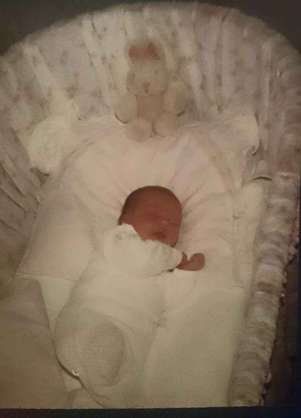 Priznamo, obožujemo Rebeko Dremelj. Punca je trdo delala za to, da ji je uspelo, bolj kot so jo kritizirali, bolj se je trudila, da dokaže nasprotno. Od kar je mamica, jo imamo še raje. Je še bolj topla, še raje priskoči na pomoč, še večkrat je nasmejana. Na facebooku je včeraj objavila to fotografijo, ki jo je posnela njena hčerkica in zraven pripisala: "Poseben fotograf je naredil tole sliko tako, da je nujna za objavo." Na fotografiji sta Rebeka in njen mož Sandi, nasmejana, objeta, sproščena, zaljubljena. Drug v drugega in v "fotografa". Prelepo! Rebeka pa je nedavno objavila tudi čudovito fotografijo, ko je bila še ...