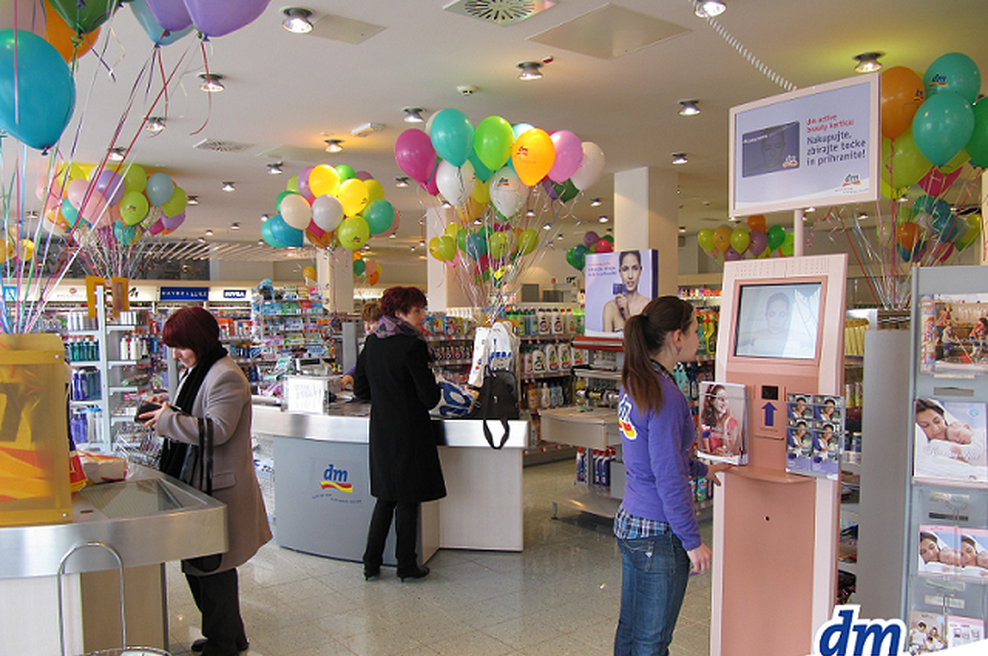 Dobrodelni z Zlatkom ob odprtju nove dm poslovalnice (foto: dm drogerie markt)