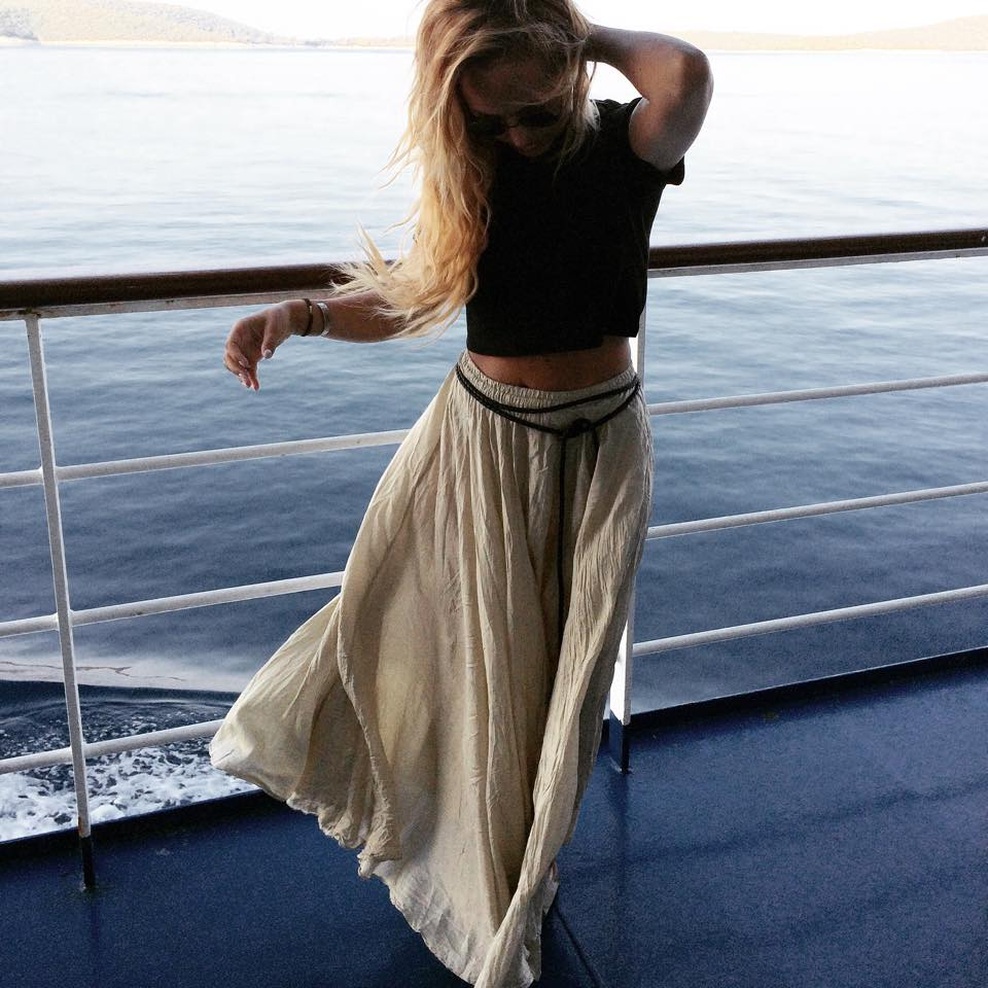 Nina Šušnjara zna biti vse - perfektno elegantna, sproščeno ulična ali preprosto ženstvena. Letos se je potepala po Korčuli, od koder je večina fotografij njenih uličnih stilov. Začenjamo z dolgo belo čipkasto obleko, ki jo je Nina nadgradila za romantično frizuro. Naslednji Ninin stilski skok je skok ...