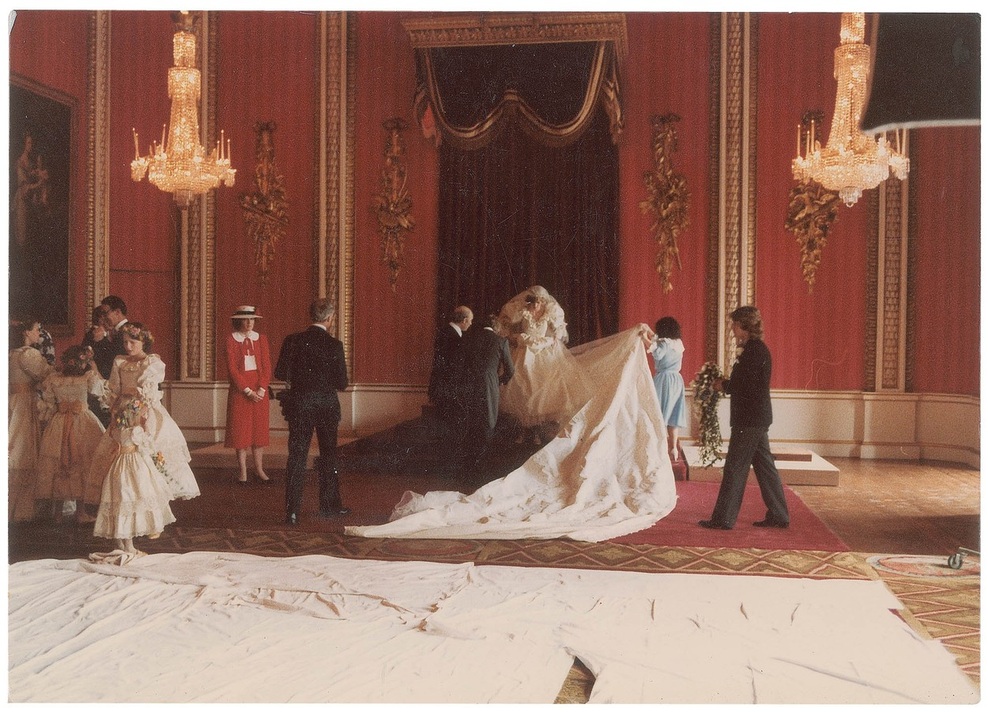 Princesa Diana in princ Charles sta se poročila v katedrali St. Paula, kjer je bilo kar 3500 gostov. Slike prikazujejo utrinke v Buckinghamski palači na dan, ko sta se poročila.