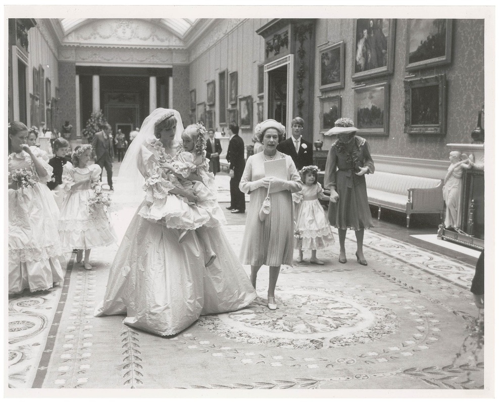 Princesa Diana in princ Charles sta se poročila v katedrali St. Paula, kjer je bilo kar 3500 gostov. Slike prikazujejo utrinke v Buckinghamski palači na dan, ko sta se poročila.