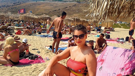 Ana Marija Mitič: Na vročih grških plažah