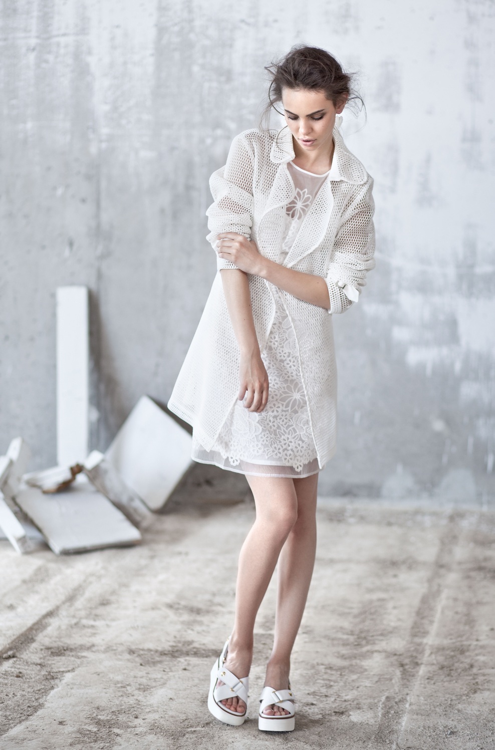 Plašč Frank Lyman, 219 €; obleka Oui, 199,99 €; uhani 
Nika Stupica, 36,60 €; sandale Jeannot, 174 €.