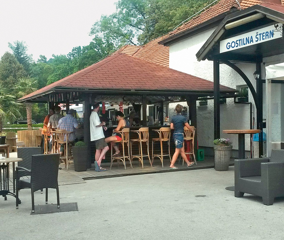Gostje jo imajo
radi, saj je
prijazna, zgovorna,
pa tudi pri dekolteju
se ne 'špara'.