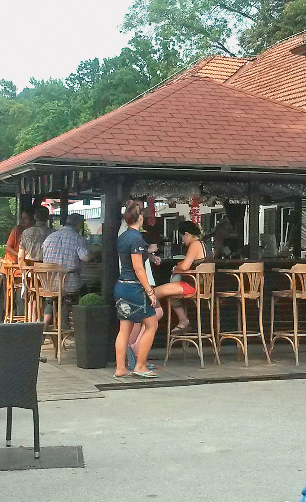 Gostje jo imajo
radi, saj je
prijazna, zgovorna,
pa tudi pri dekolteju
se ne 'špara'.