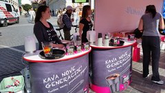 
                                                         Da je čakanje minilo kot bi mignil, so poskrbeli Barcaffe,