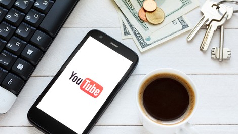 Kako zaslužiti na youtubu, ki je vsako minuto bogatejši za 300 ur videoposnetkov?