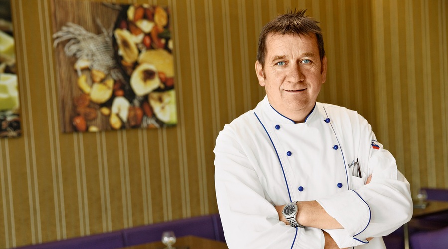 “V mojih slaščicah se prepletajo tudi mamine tehnike 
iz preteklosti, 
ker osnovo vedno dobiš doma.”
 (foto: Helena Kermelj)