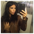 Po Kourtney na Instagramu v zelo izzivalni pozi tudi Kim Kardashian!