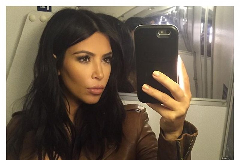 Celo Kim Kardashian misli, da je njena slika provokativna. Kar tudi je! (foto: Profimedia)