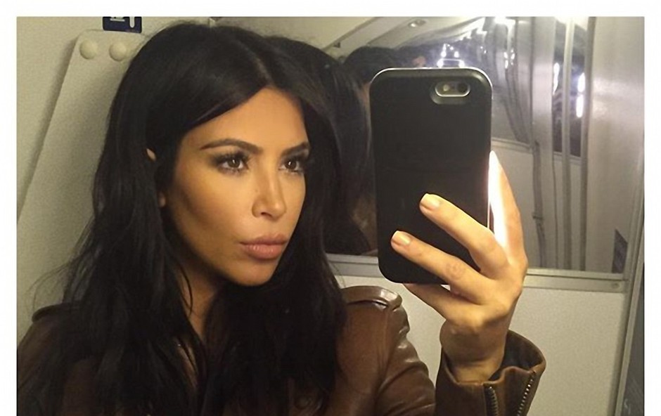 Po Kourtney na Instagramu v zelo izzivalni pozi tudi Kim Kardashian! (foto: Profimedia)