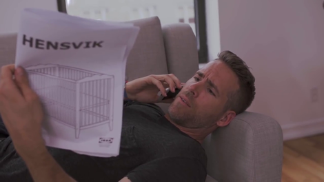 Video: Ryan Reynolds poskuša sestaviti Ikea zibelko