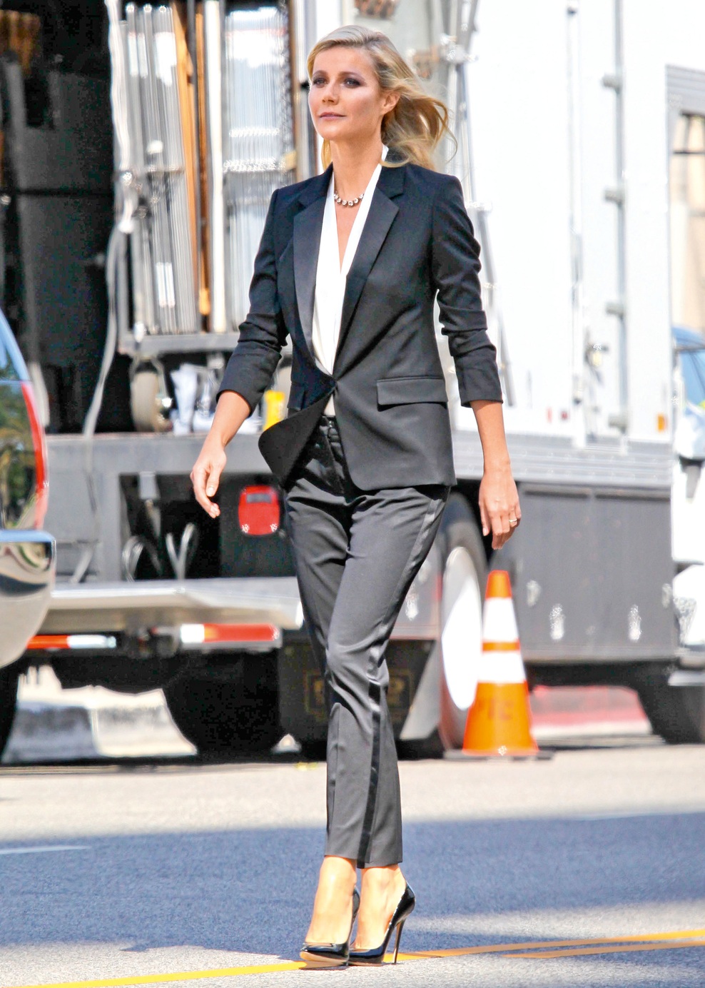 Moderna klasika

Dolg oprijet suknjič vas lahko spremlja ves dan, vse od jutra v pisarni pa do večerne pijače s prijateljicami. Daljši suknjič, ki sledi linijam vašega telesa, lahko hitro postane najuporabnejši kos v vaši omari.