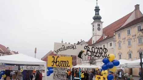 Na svetovni dan brezdomcev so v Mariboru sklenili živo verigo in pripravili Brezdomski bazar z uličnim dogajanjem