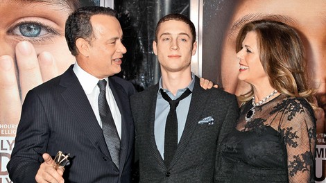 Tom Hanks sinu navkljub vsemu stoji ob strani!
