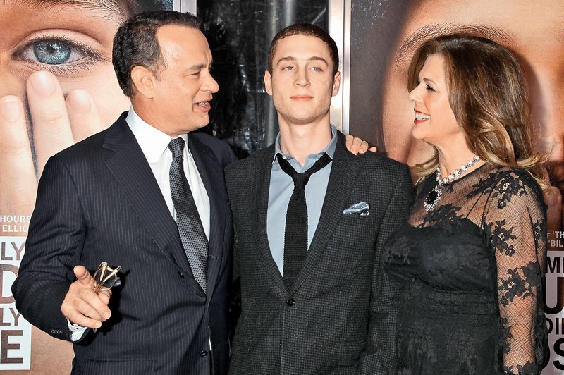 Tom Hanks sinu navkljub vsemu stoji ob strani! (foto: Profimedia)