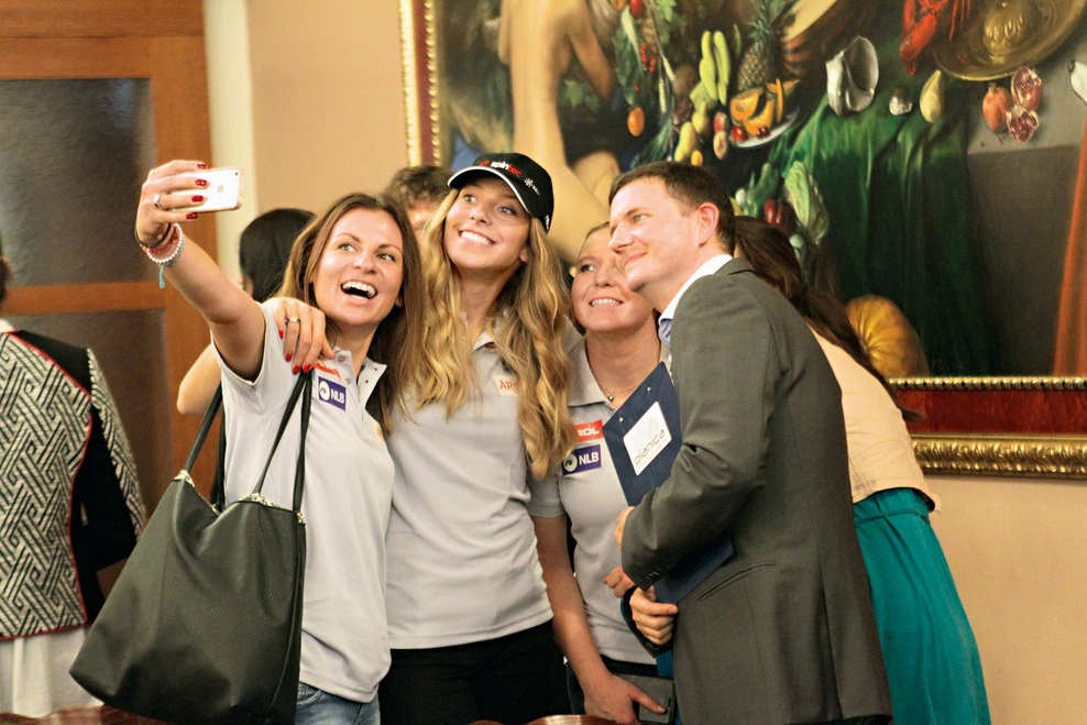 Naredili so skupinski selfie: Ana Bucik, Ana Kobal, Maruša Ferk in piarovec smučarske zveze.