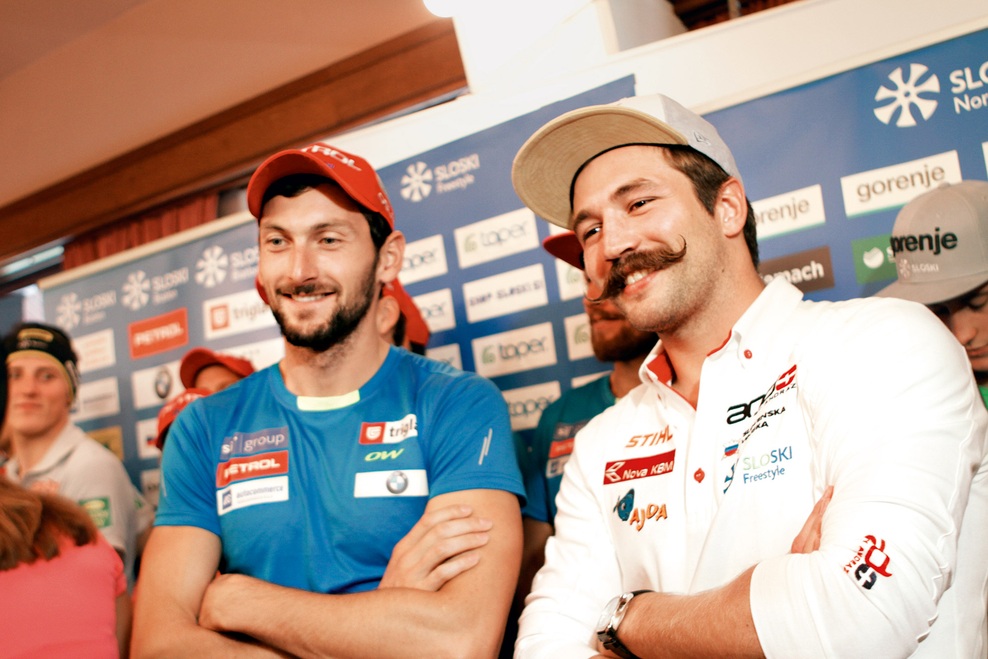 Jakov Fak in Filip Flisar sta bila odlično razpoložena, Filip pa je svoj govor zaključil s spodbudnimi besedami: “Smo na konju!”